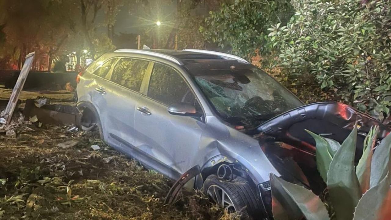 VIDEO: Vehículo se queda sin motor tras brutal volcadura en Río Churubusco, en Iztapalapa