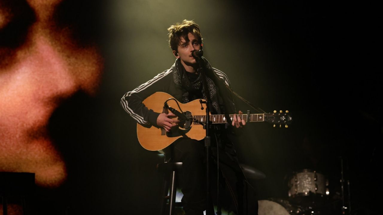 Timothée Chalamet se burla de sus derrotas en las premiaciones y deslumbra como cantante