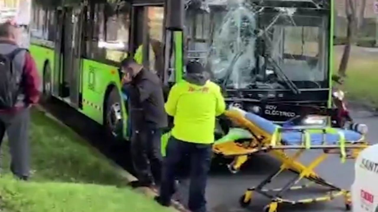 Fuerte accidente en CDMX. Se estrella RTP en Santa Fe y contra Metrobús en la Cuauhtémoc