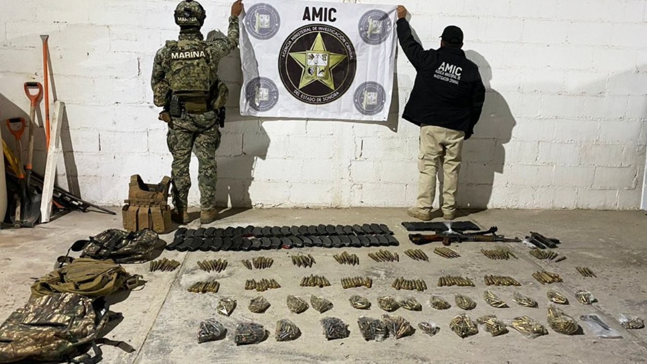 Encuentran armas de fuego, cartuchos y equipo táctico abandonados en predio de Caborca