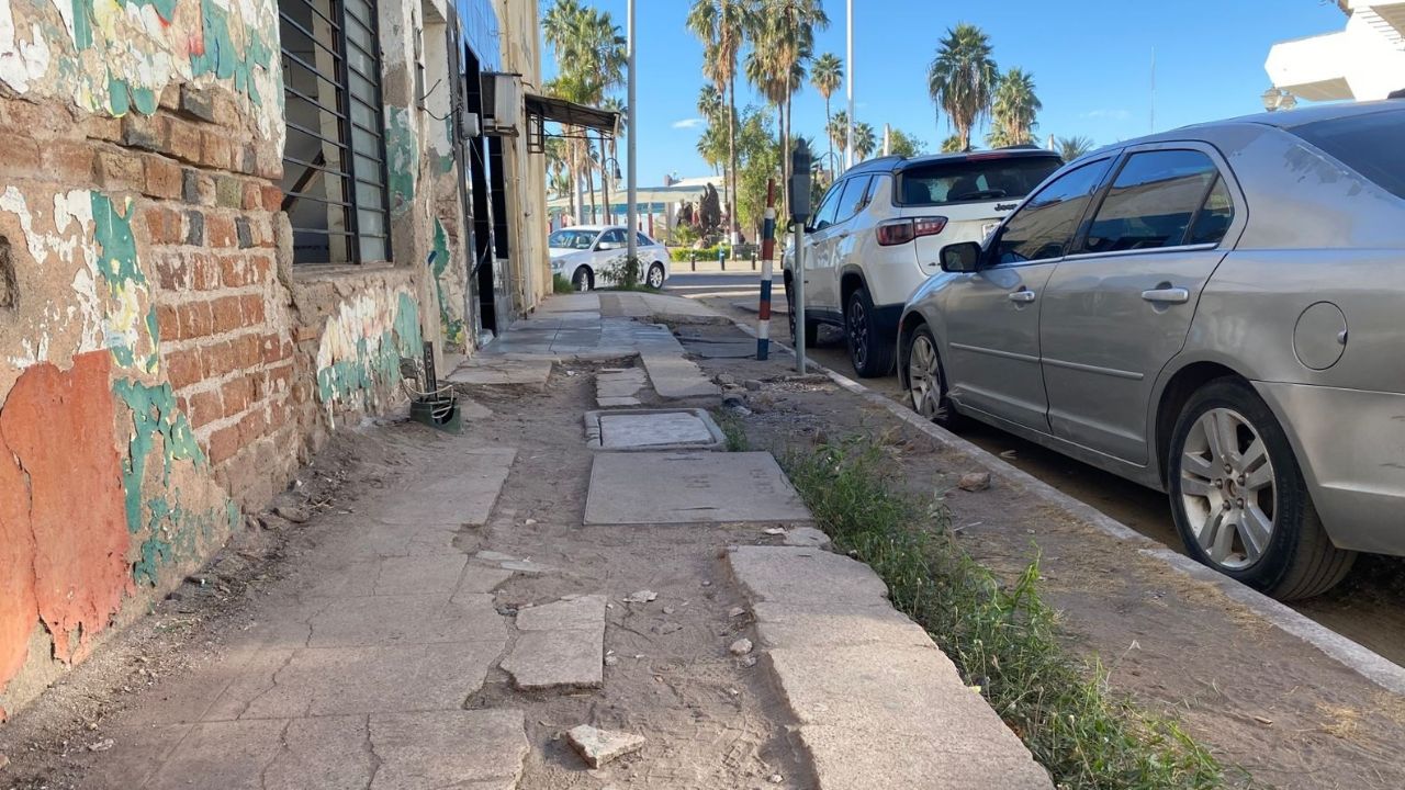 Mal estado de las banquetas en Navojoa, un riesgo para las personas con discapacidad