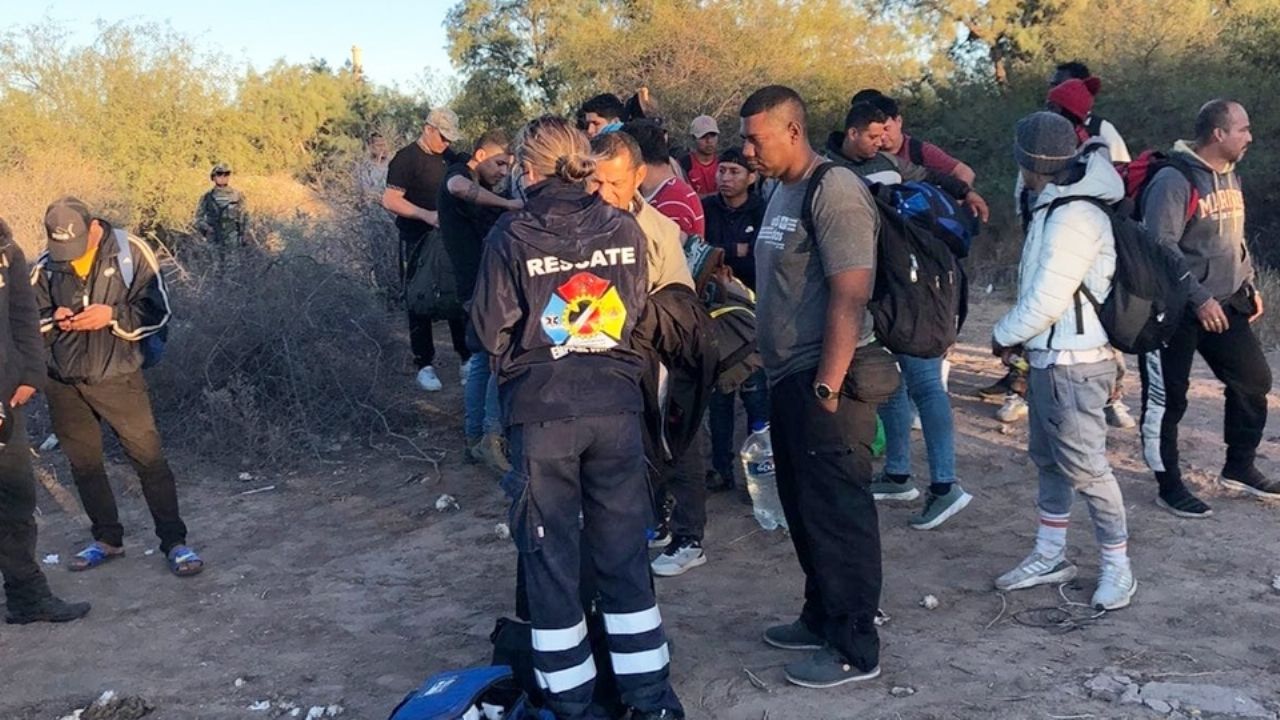 Migrantes deportados de Estados Unidos buscan trabajo en campos agrícolas de Empalme