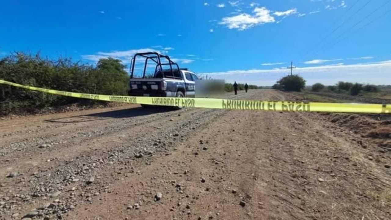 Envuelto en una cobija, hallan a sujeto asesinado en un camino de terracería de Culiacán