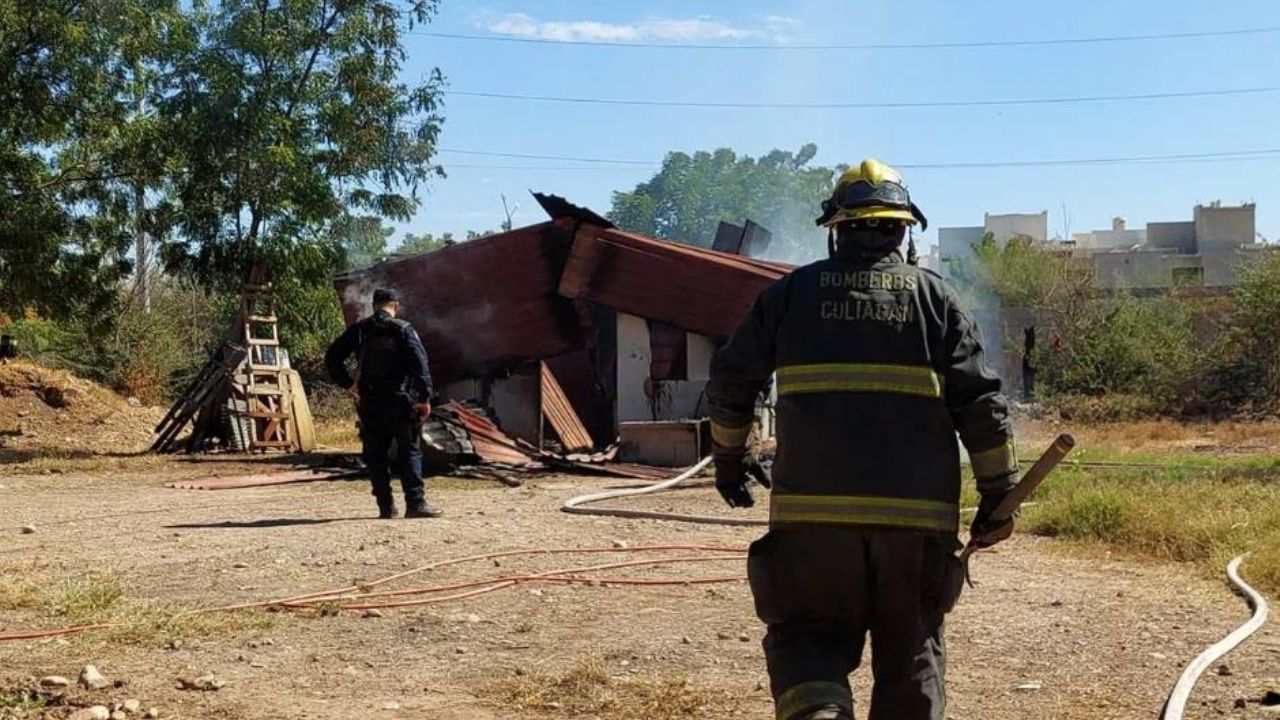Calcinado y con impactos de bala, localizan cadáver de hombre en una casa de Culiacán