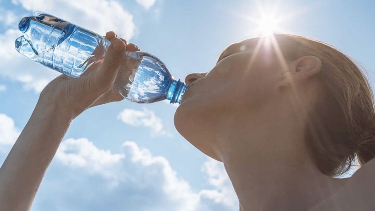 ¿Beber mucha agua te ayuda a bajar de peso? Esta es la información que debes conocer