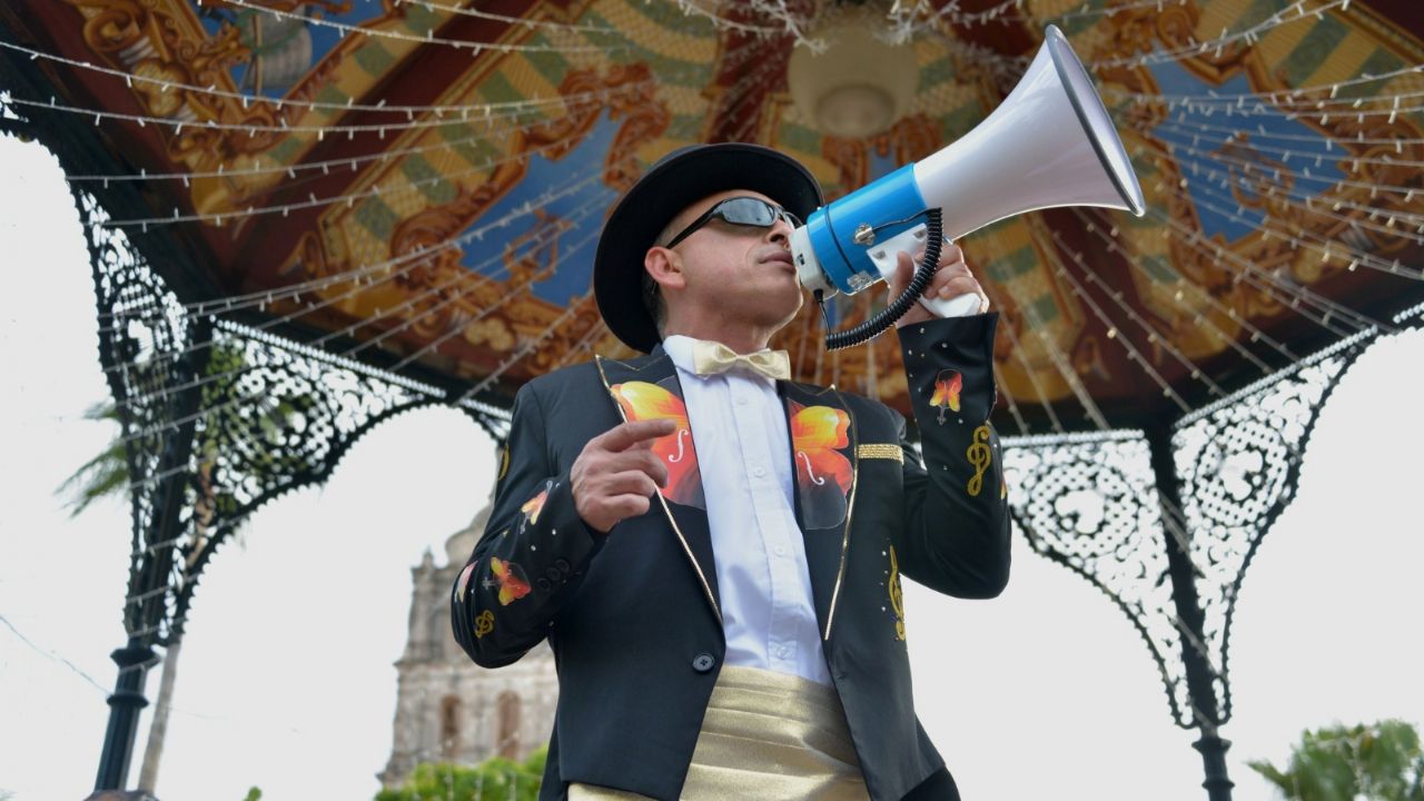 El pregonero llena de magia y diversión los callejones de Álamos durante el FAOT