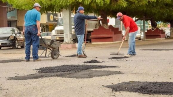 Ciudadanos tapan baches con tierra en la carretera de Bacobampo
