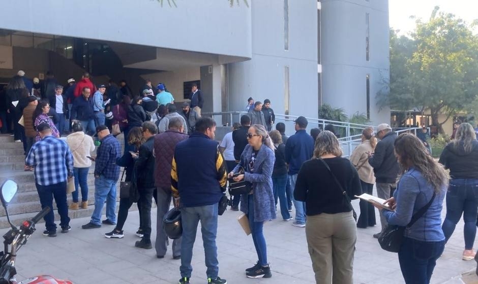 Cajeme: Acuden decenas de contribuyentes desde temprano a cumplir obligaciones fiscales