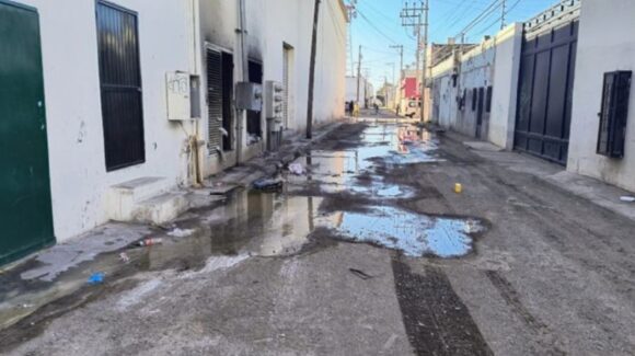 Locatarios del primer cuadro de Ciudad Obregón advierten aguas negras en el callejón Argentina