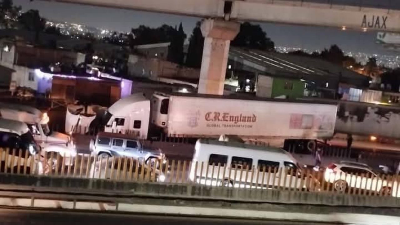 Caos en la Autopista México-Puebla: Tráiler arrolla a varios vehículos y provoca cierre