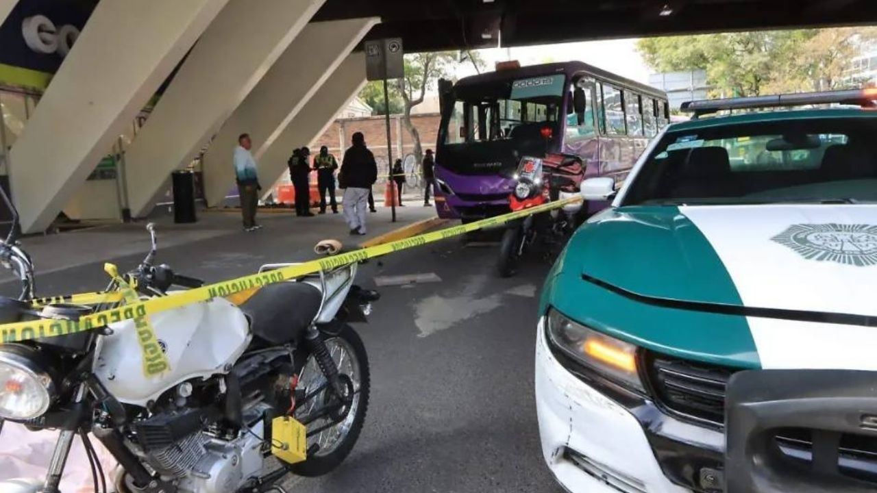 Le quiso ganar el paso: Muere motociclista arrollado por un camión en la Miguel Hidalgo