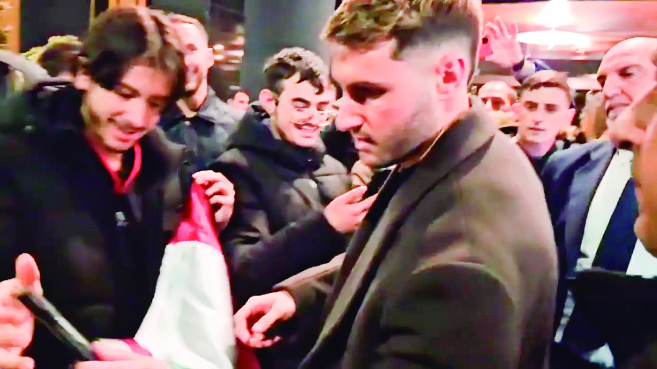 Santiago Giménez causa sensación en su llegada a Italia: Este domingo firmaría con el Milan