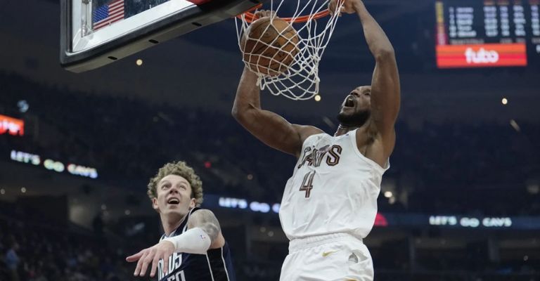 Mobley sume el balón ante los Mavs