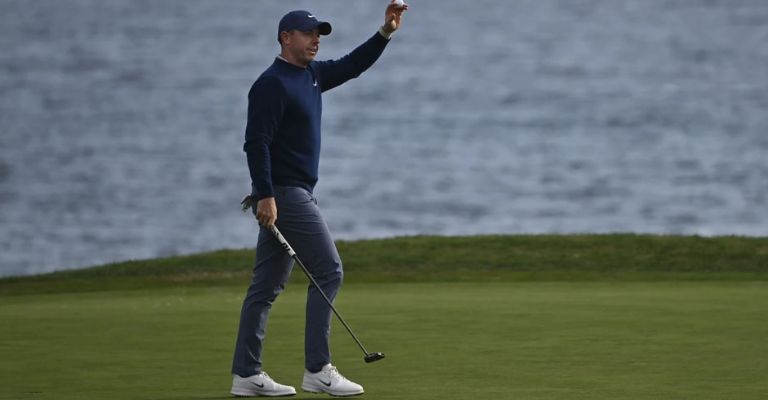 Rory finaliza su recorrido en el hoyo 18