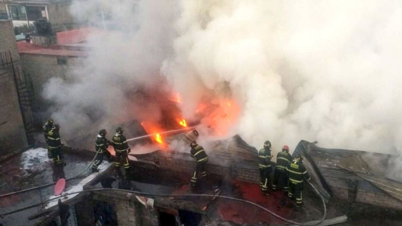 VIDEO: Fuerte incendio consume bodega de llantas en Santa Ana, Tláhuac; no hay heridos