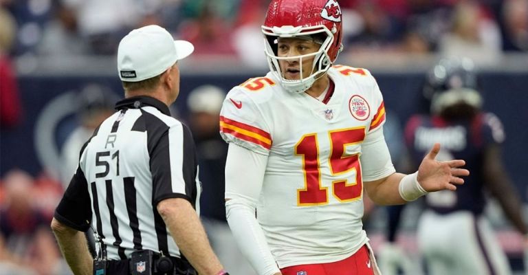 Las teorías dicen que Mahomes siempre es beneficiado