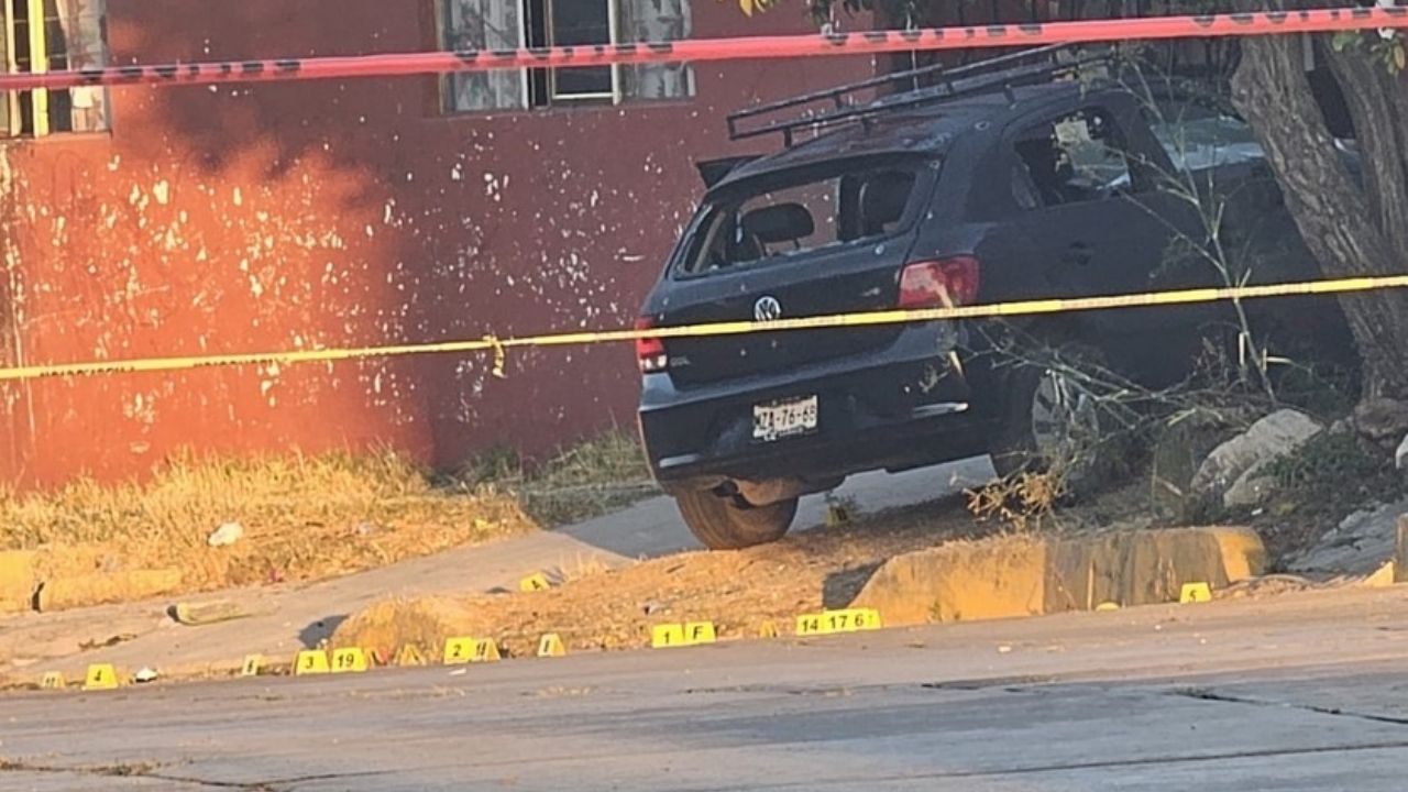 Pareja de policías es emboscada en Puebla; sicarios los atacan con más de 20 disparos