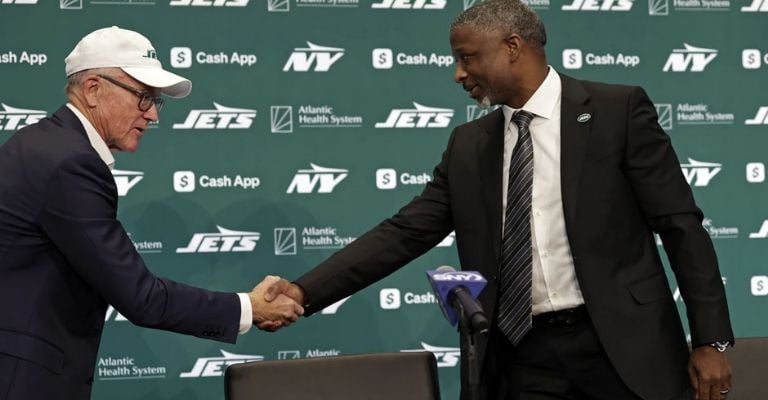 Aaron Glenn es uno de los nuevos entrenadores en la liga