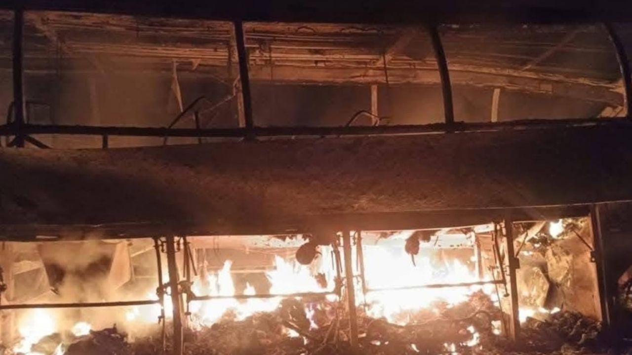 Autobús y tráiler chocan que carretera de Campeche; confirman a 30 muertos hasta el momento