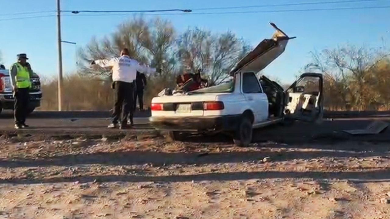 Aparatosos accidente en Hermosillo: Choque entre patrulla y sedán deja un hombre prensado