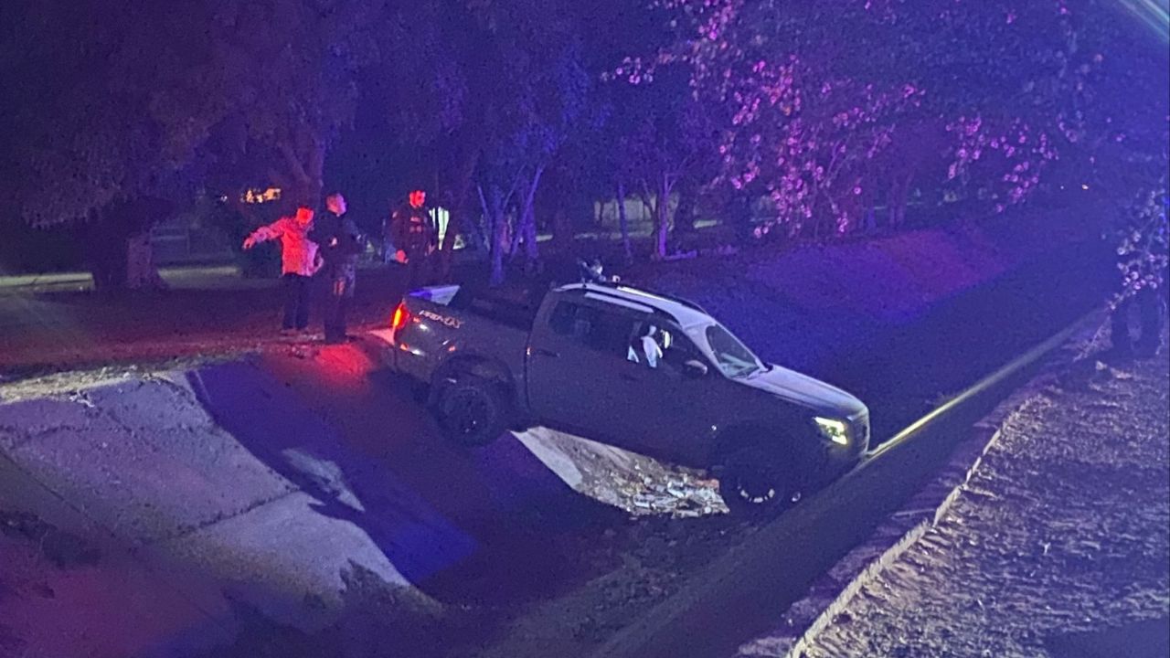 Fatal accidente en Ciudad Obregón moviliza a las autoridades: Pick Up cae a canal