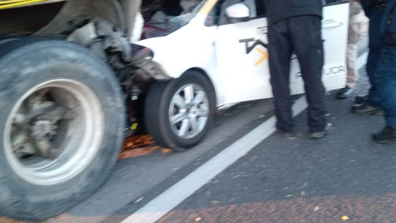 Fatídico accidente: Taxi choca contra camión y se destroza; dos muertos al momento