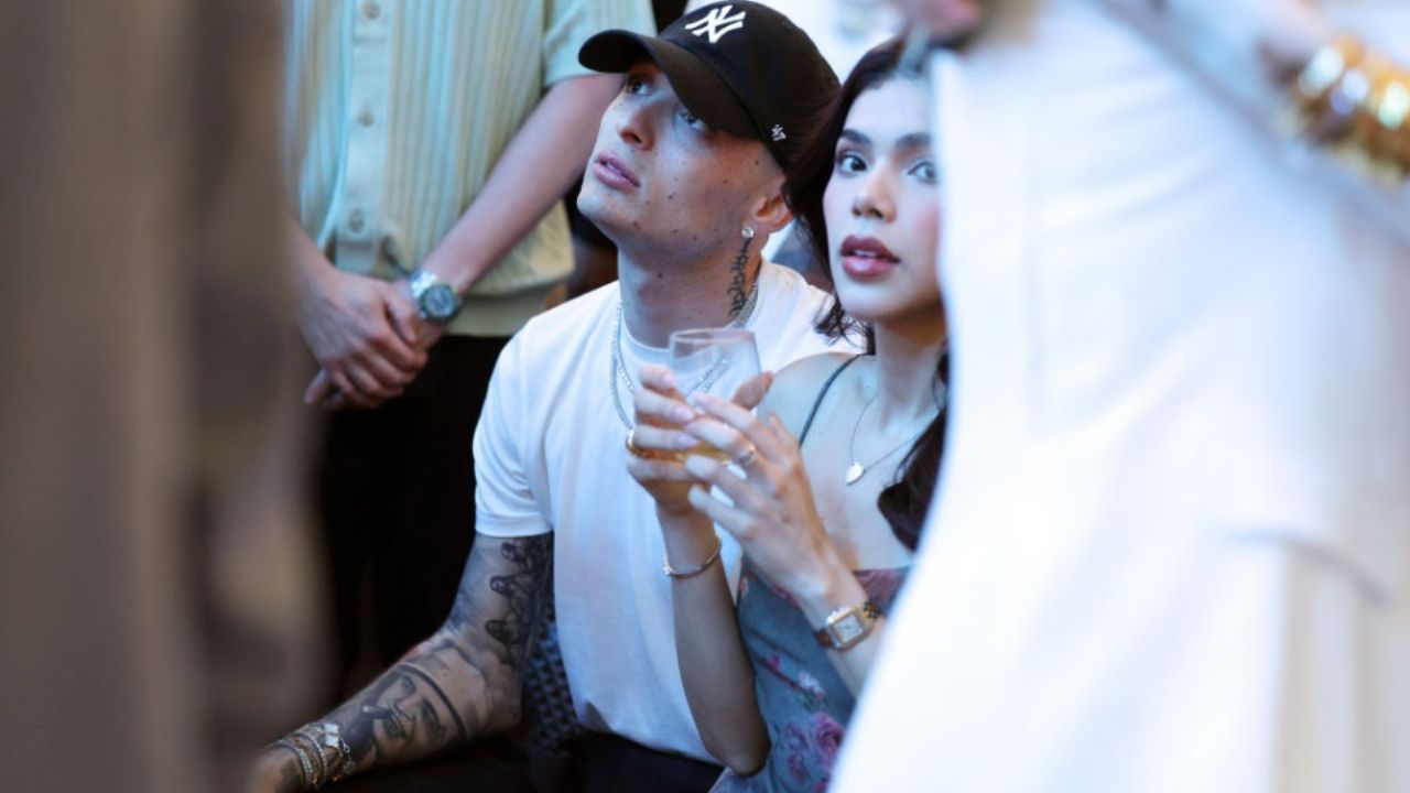 VIDEO: Peso Pluma y Kenia Os se roban el show del Super Bowl LIX con un apasionado beso