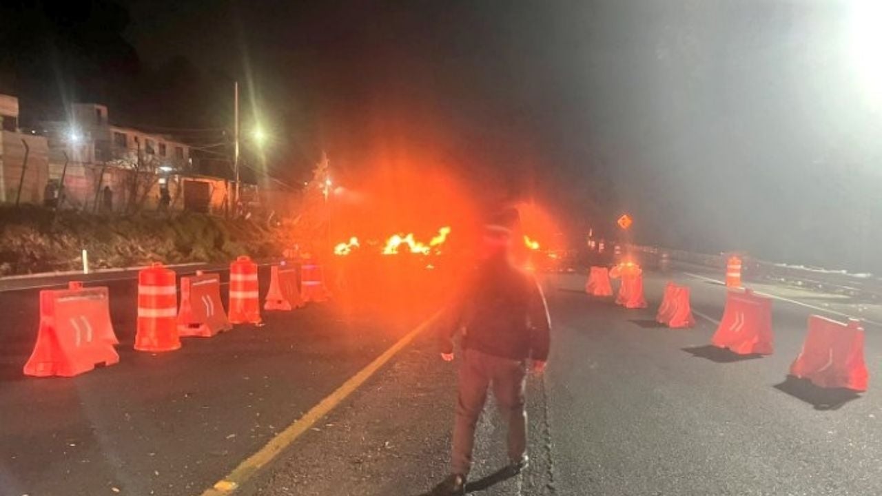 Caos en la autopista México-Cuernavaca: Tráiler sufre volcadura y se incendia en Tlalpan