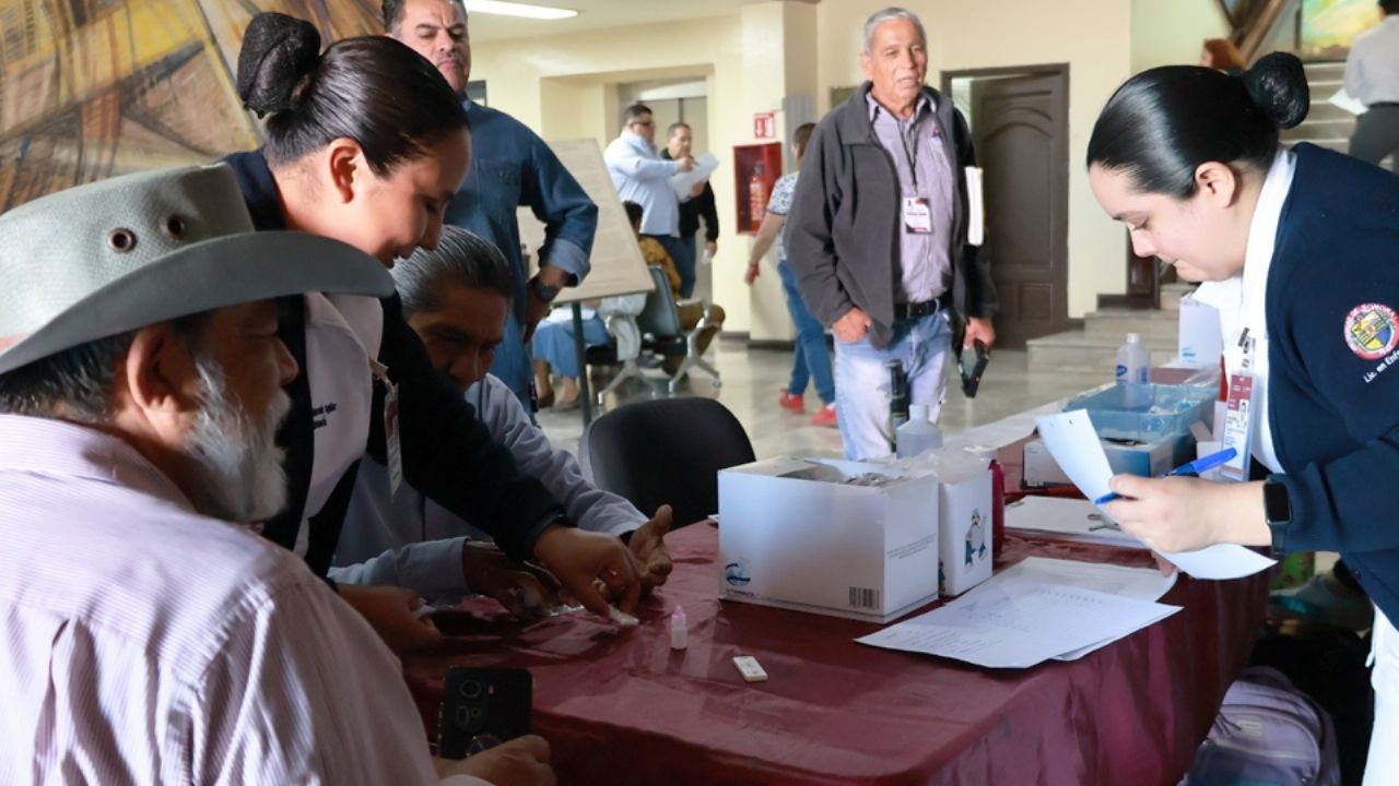 Instalan en Palacio Municipal de Cajeme módulo de prevención para la salud masculina
