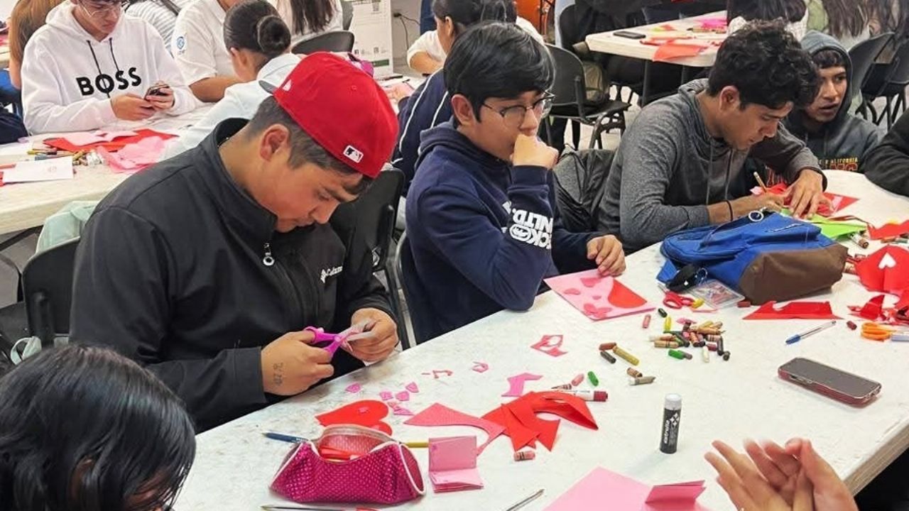 Mufer recuerda a estudiantes de Empalme el arte de escribir cartas en San Valentín