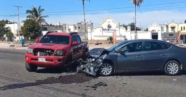 Los automóviles chocaron de frente a gran velocidad
