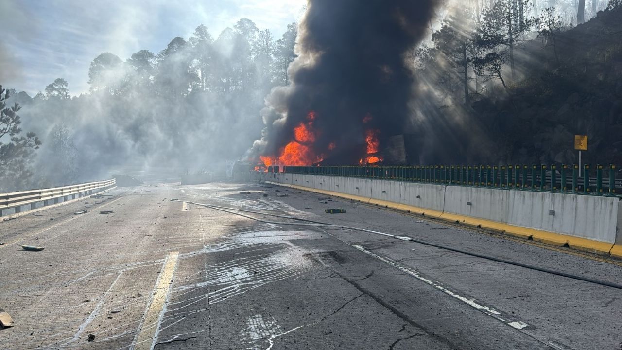 VIDEO: Caos en la Autopista México-Puebla por incendio de una pipa de gas