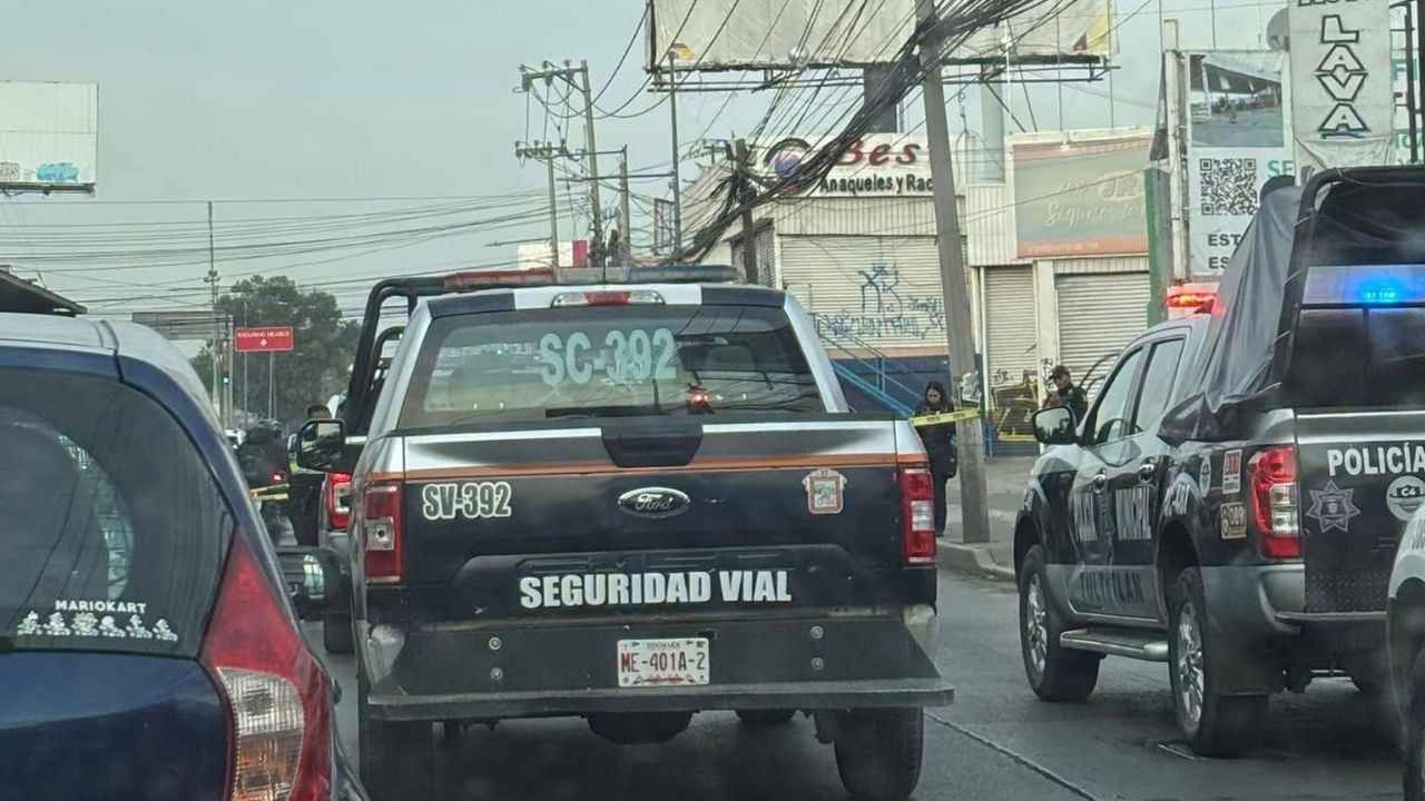 Caos en la vía José López Portillo: Sicarios balean a conductor frente al Metrobús