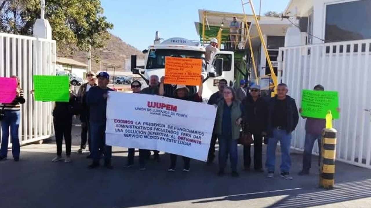 Por falta de servicio médico, jubilados y empleados protestan en planta de Pemex Guaymas