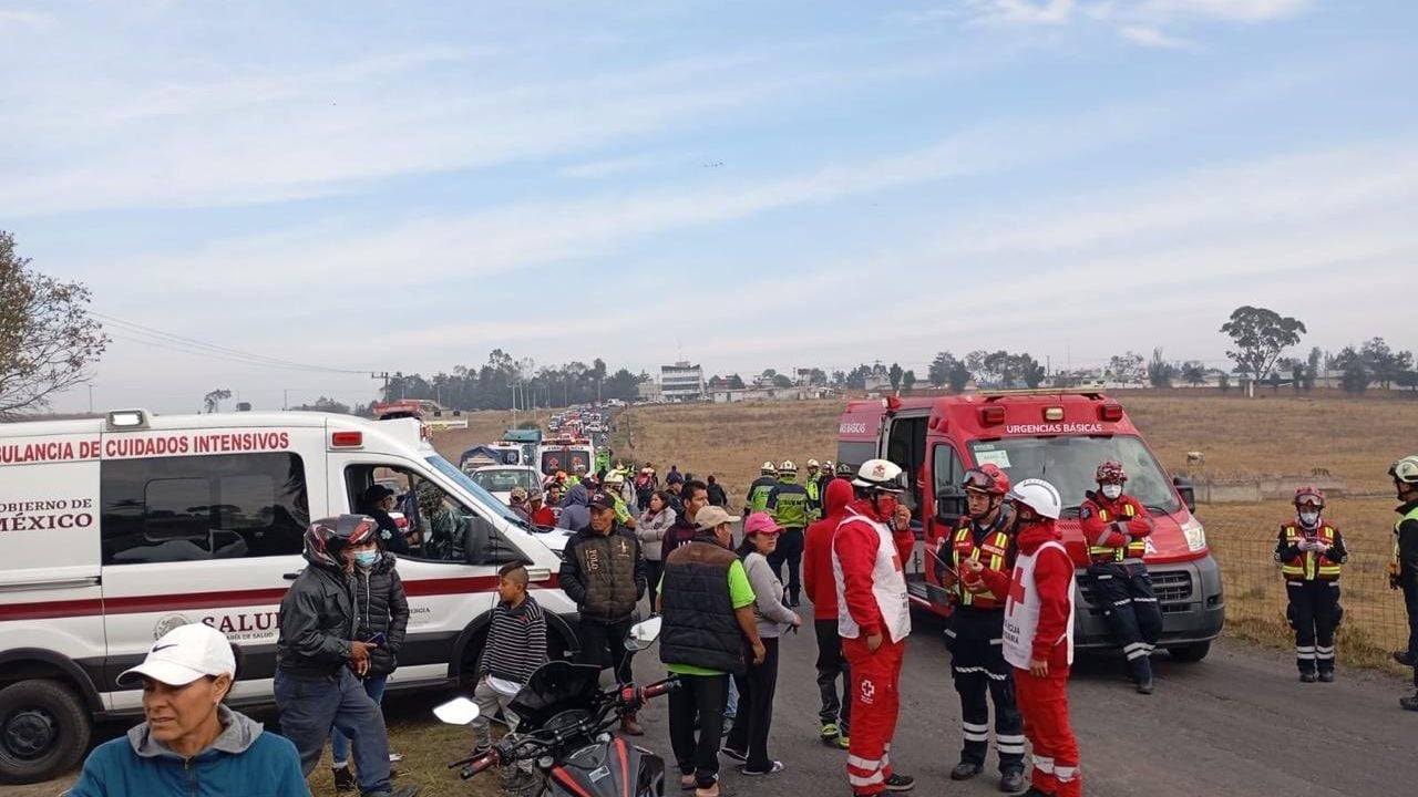 Fuerte accidente en la carretera Toluca-Atlacomulco deja 40 lesionados y caos vial