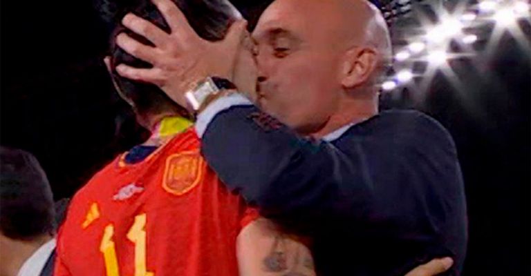 El beso desató una gran polémica en su momento