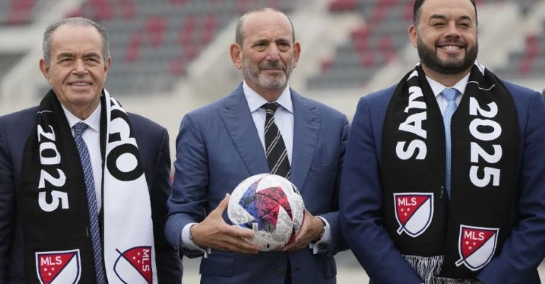 Mansour (izq.) es uno de los propietarios del club