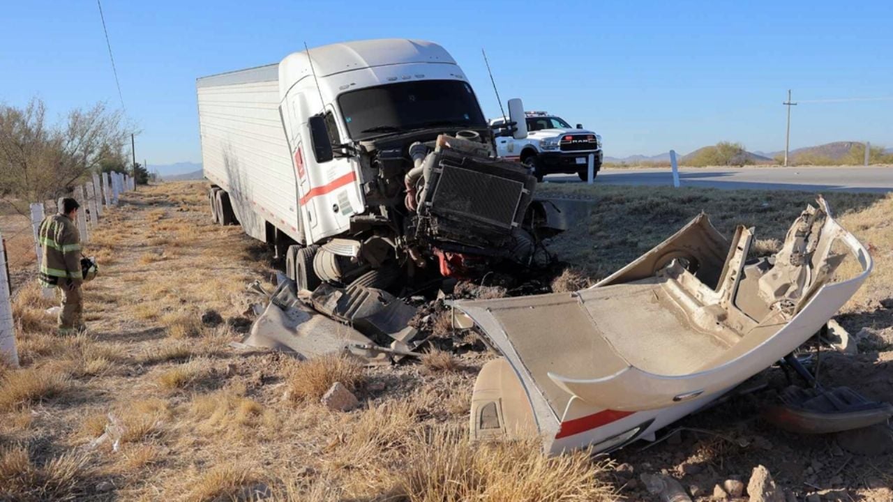 Tráiler choca contra puente y se sale del camino en la carretera Hermosillo – Guaymas