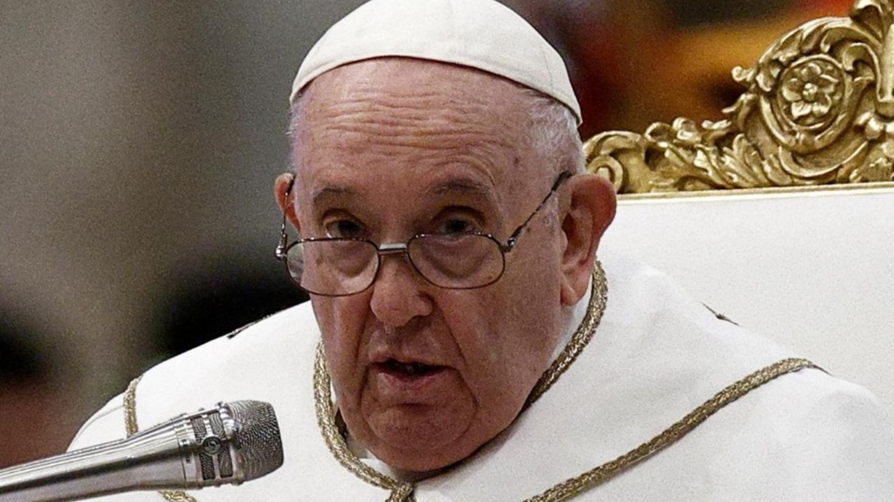 Papa Francisco, grave: Lo reportan en estado “crítico” tras crisis respiratoria; usa oxígeno