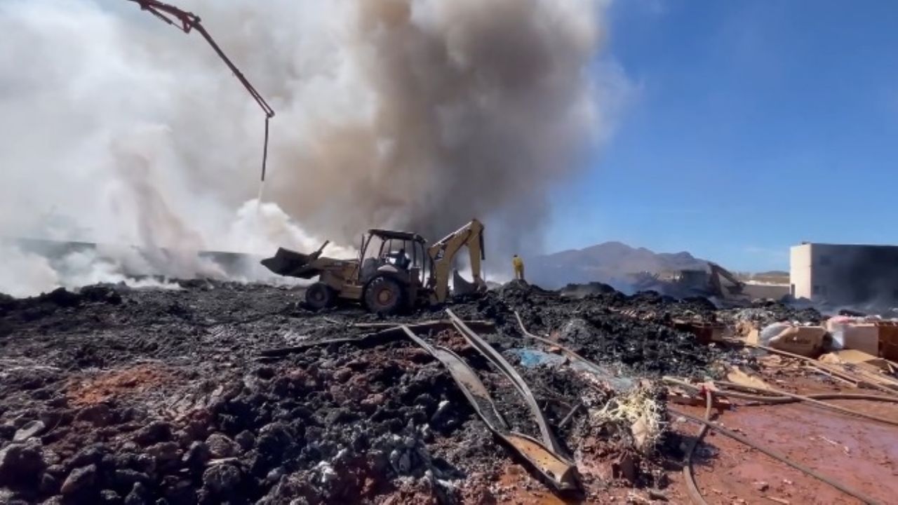 Fuerte incendio en una recicladora de Empalme; genera gran contaminación en región