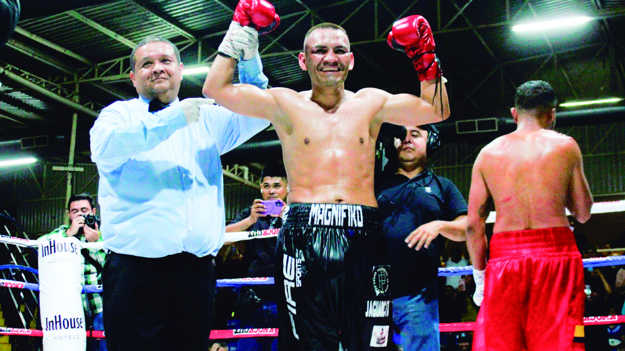 Irak ‘Magnífico’ Díaz está de regreso; noquea en el cuarto round a Mauricio Fuentes