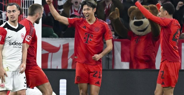 Ito celebra su tanto para el Bayern