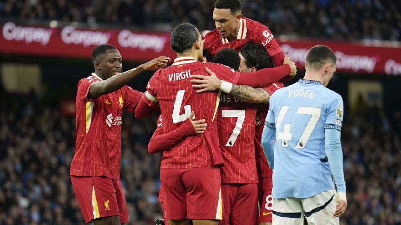 Liverpool se impone al City y la corona de la Premier se tiñe cada vez más de rojo