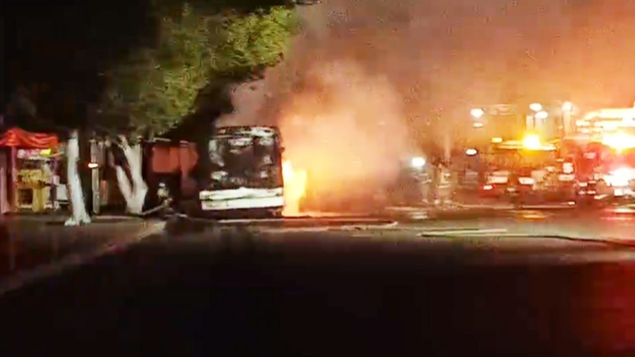 Fuerte incendio consume autobús en Ciudad Obregón; pasajeros lograron bajar a tiempo