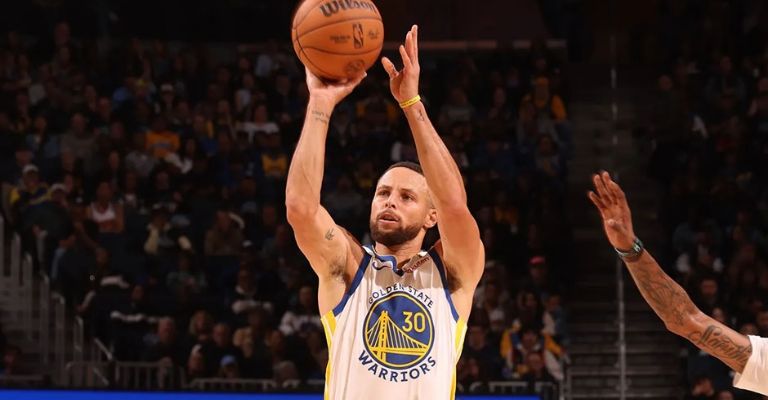 Curry es el máximo anotador de tiros de tres puntos