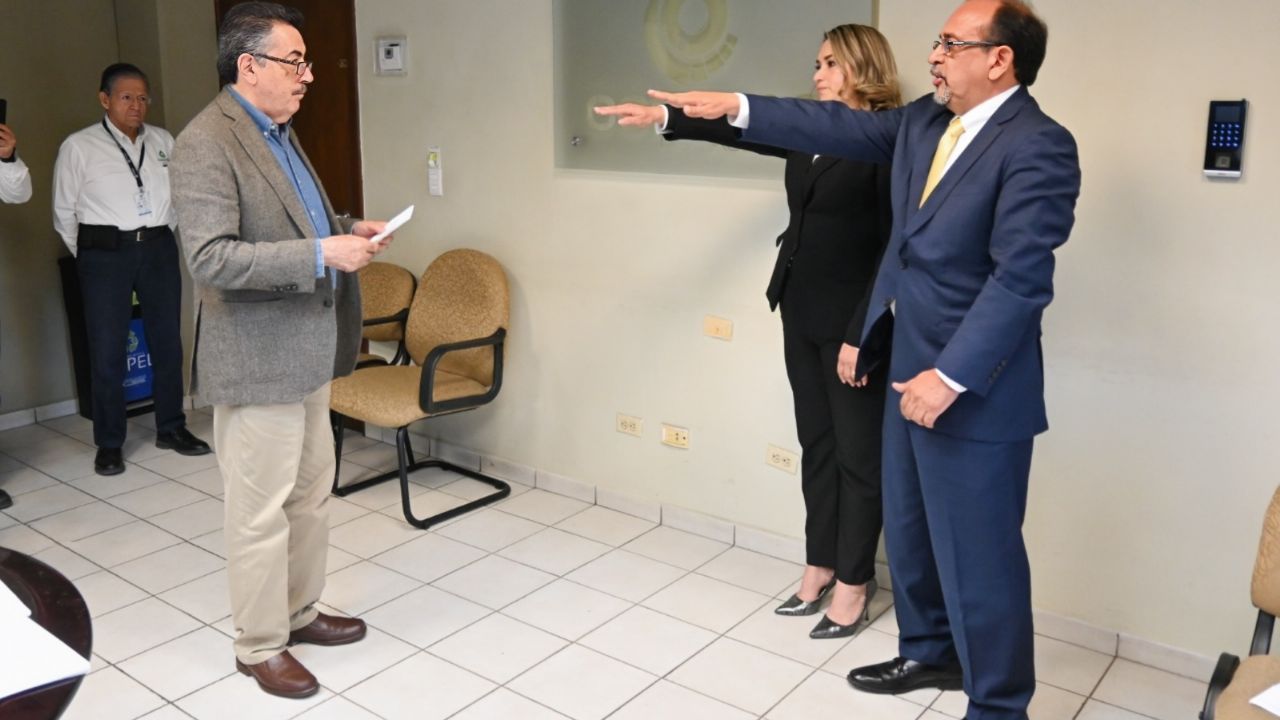 Ciudad Obregón: Javier Lamarque toma protesta a nuevos funcionarios del Oomapasc