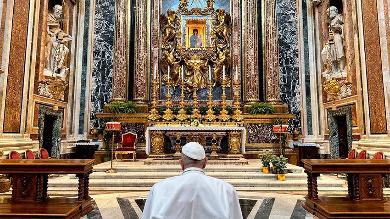 Vaticano anuncia que la salud del Papa Francisco presenta una “nueva y leve mejoría”