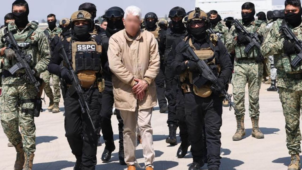 FOTO: Así luce Caro Quintero con uniforme de la cárcel tras ser llevado a Nueva York