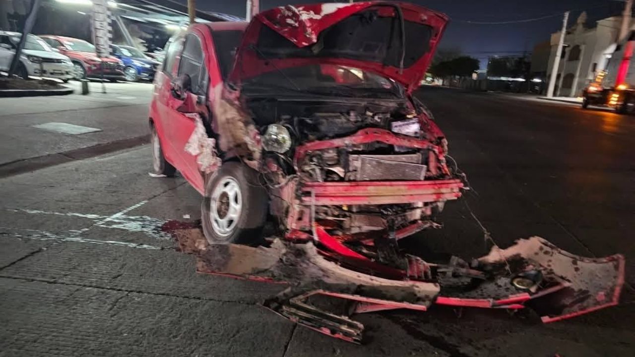 Fuerte accidente en Ciudad Obregón: Conductor abandona su vehículo tras colisionar