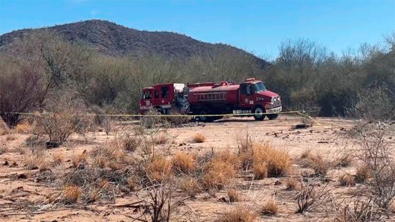 Hermosillo: Combaten bomberos incendio de vehículo y maleza en La Colorada